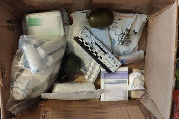 На Рівненщині волонтери знайшли дві гранати у коробці з гумдопомогою