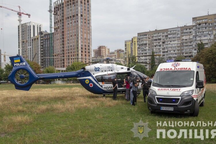 Поліцейський вертоліт доправив важкохворого 6-місячного хлопчика з Рівненщини до Києва (Фото, відео)