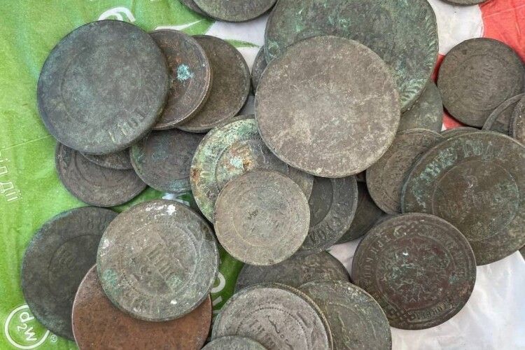 Волинська митниця передала конфісковані монети у краєзнавчий музей