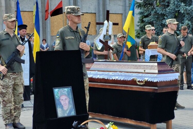 На Волині попрощалися із загиблим Героєм, який захищав Україну з 2015-го (Фото)