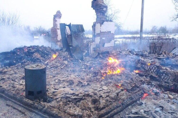 На Рівненщині вщент згорів будинок: загинули двоє людей (Фото)