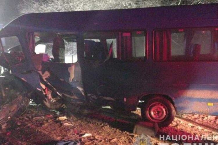 Автотроща на Тернопільщині: загинули двоє людей, ще семеро у лікарні 