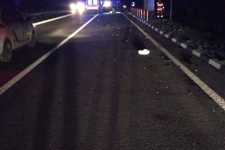 Перетинав дорогу поза переходом: на Волині вантажівка на смерть збила пенсіонера