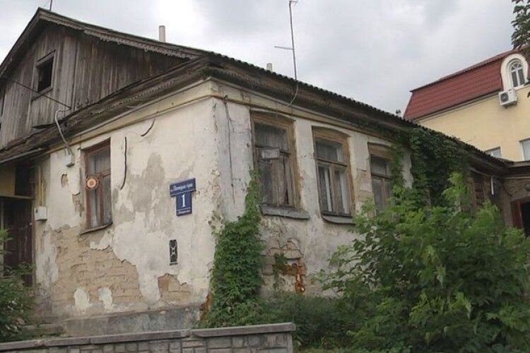 Чи валиться 100-річний будинок в центрі Луцька: що каже комісія