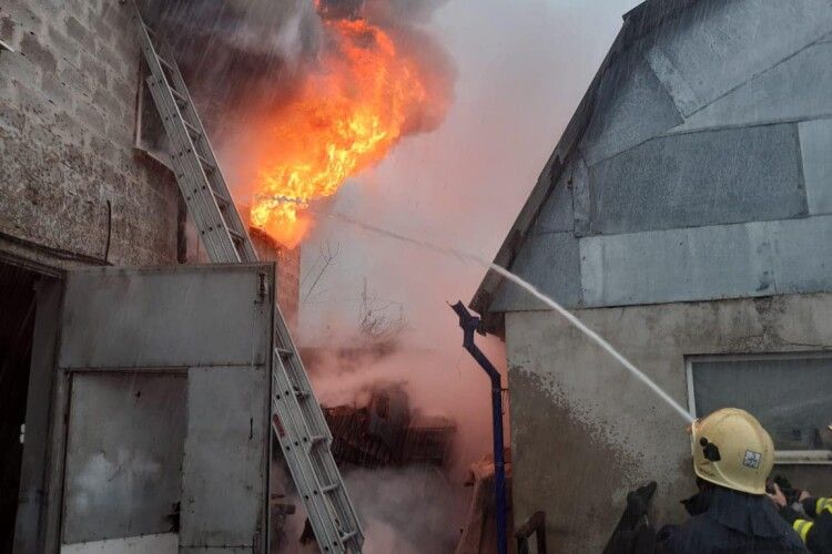 18 рятувальників в обласному центрі Волині гасили пожежу (Відео)