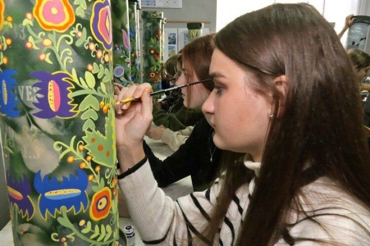 Щоб допомогти ЗСУ: волинські студенти взялись розмальовувати використані гільзи
