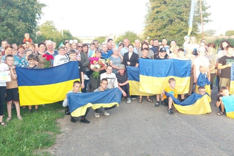 Радість зі сльозами на очах: на Волині громада зустріла Героя, звільненого з полону