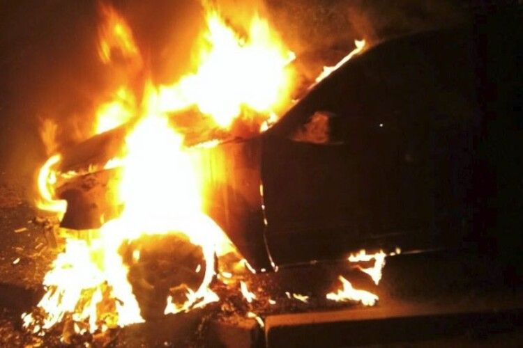 Підозрюють підпал: у Луцьку на стоянці згорів автомобіль 