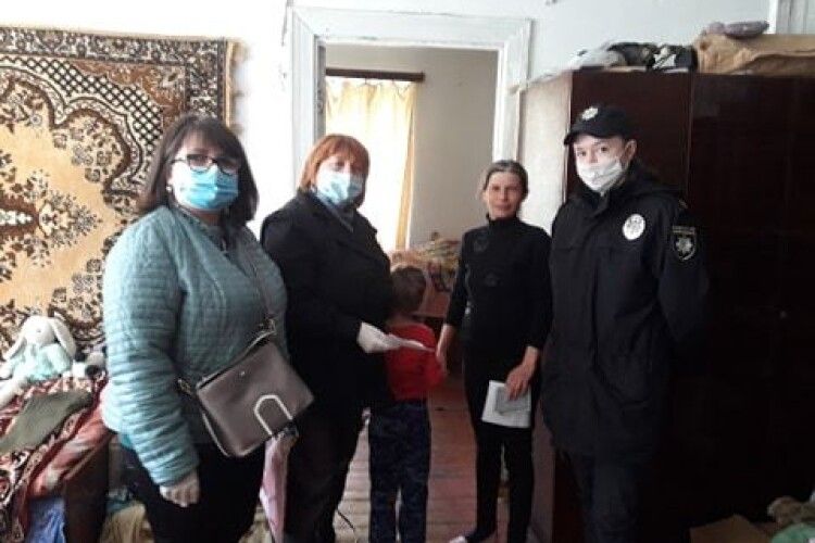 Соцпрацівники Нововолинська навідали дітей, яких через карантин повернули з інтернатів до батьків