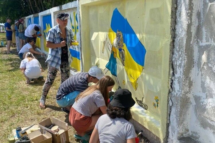 Молодь з громади Луцького району створила неймовірні патріотичні мурали (Фото)