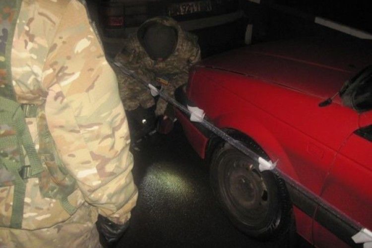На кордоні з Росією службовий собака виявив авто з гранатами 