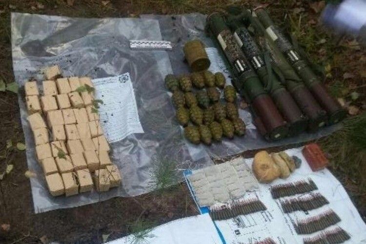Протитанкові гранатомети, дванадцять гранат Ф-1 та кілограми вибухівки виявили у сховку на Рівненщині 