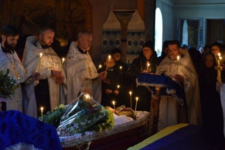 Схиляємо голови: на Рівненщині в останню дорогу провели загиблого воїна (Фото)