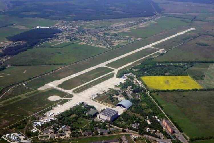 За Гостомель, що в 10 км від Києва, триває бій
