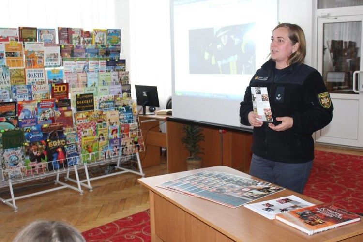 У Луцьку офіцерка-рятувальниця розповіла дітям про біологинь, продавчинь та професорок (фото)