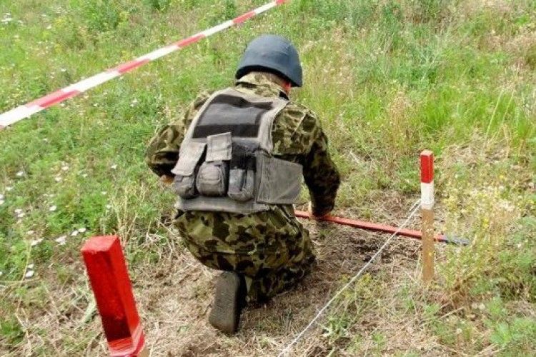 Тракторист зачепив дисковою бороною міну