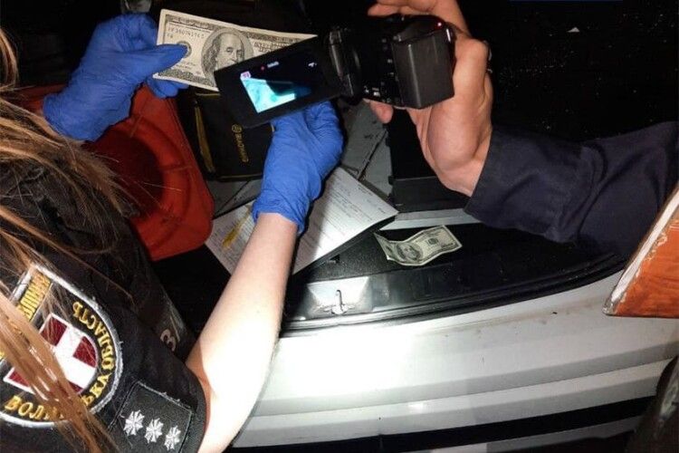 У Луцьку п’яний водій дав патрульни 400 доларів, щоб відпустили