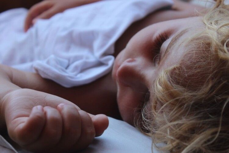 Дівчинка випала з вікна восьмого поверху та залишилась жива