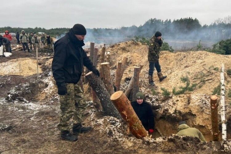 У Рівненській області на кордоні з білоруссю активно будують захисні споруди (Фото)