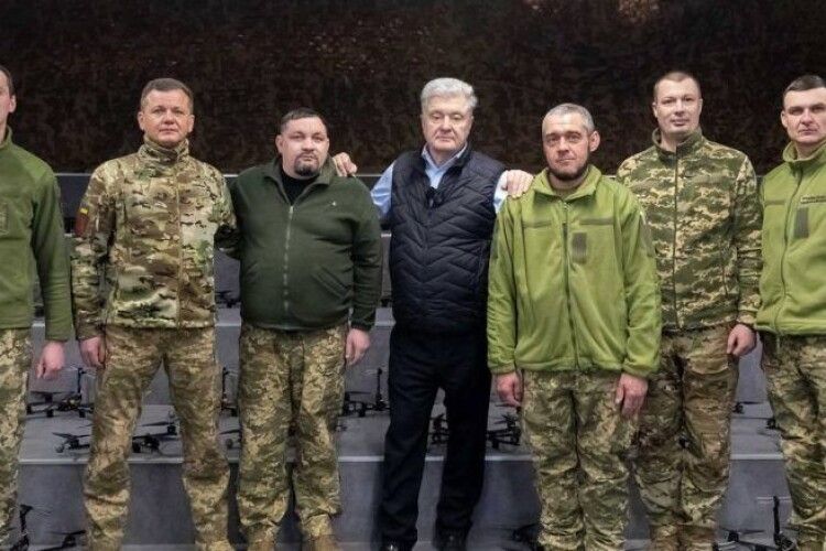 Порошенко передав півтисячі FPV-дронів «Дикі шершні» зенітникам, які закривають наше небо