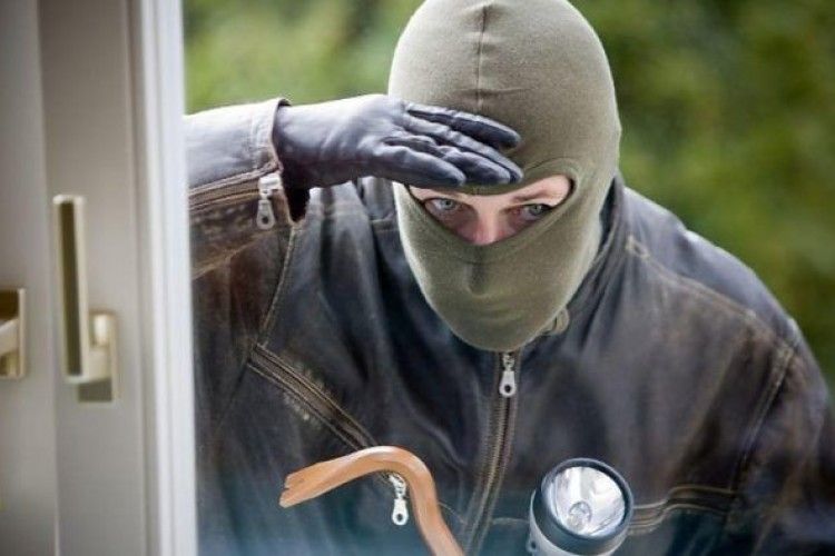 Троє здолбунівських гастролерів обнесли хату в Рокитнівському районі