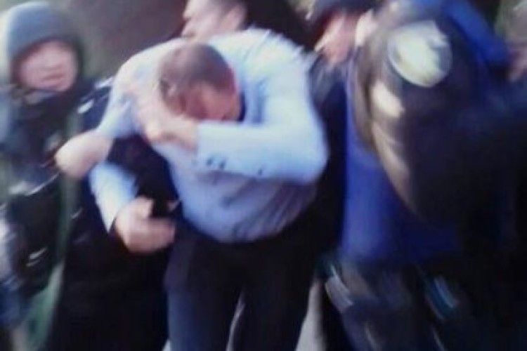 Активісти «Національного корпусу» в Херсоні закидали яйцями соратника Медведчука