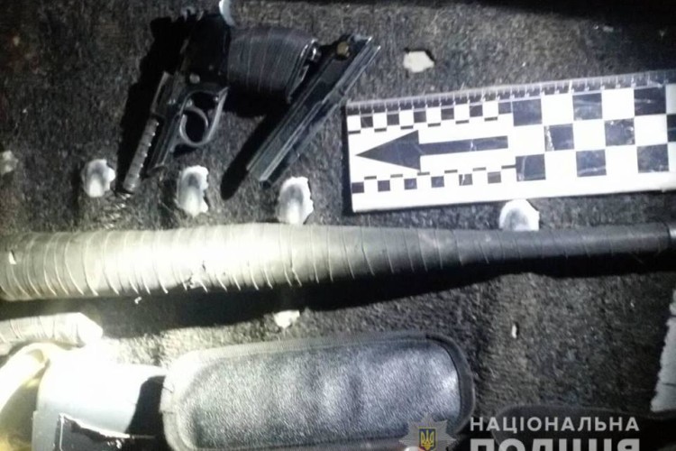 Рівненські поліцейські зупинили лучанина із битою та пістолетом в машині