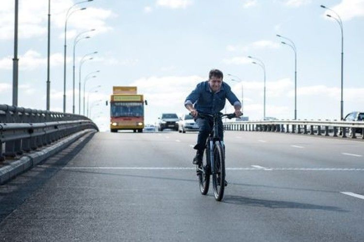 Зеленський: «Я можу їздити на велосипеді. Ви хочете, щоб мене грохнули?»