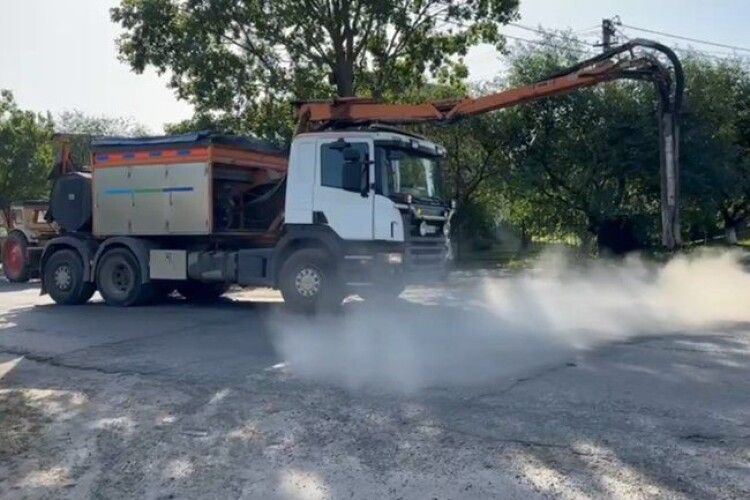 На Волині люди самотужки ремонтують дороги, поки влада мовчить (Відео)