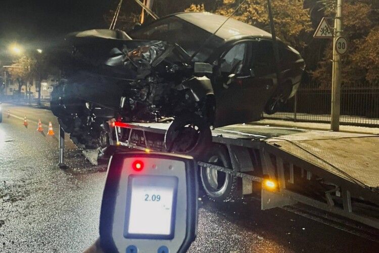 У Луцьку п'яний водій на протаранив бетонну опору