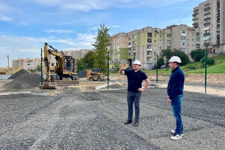У місті на Волині масштабно ведуться роботи зі зведення будинків для переселенців (Фото)