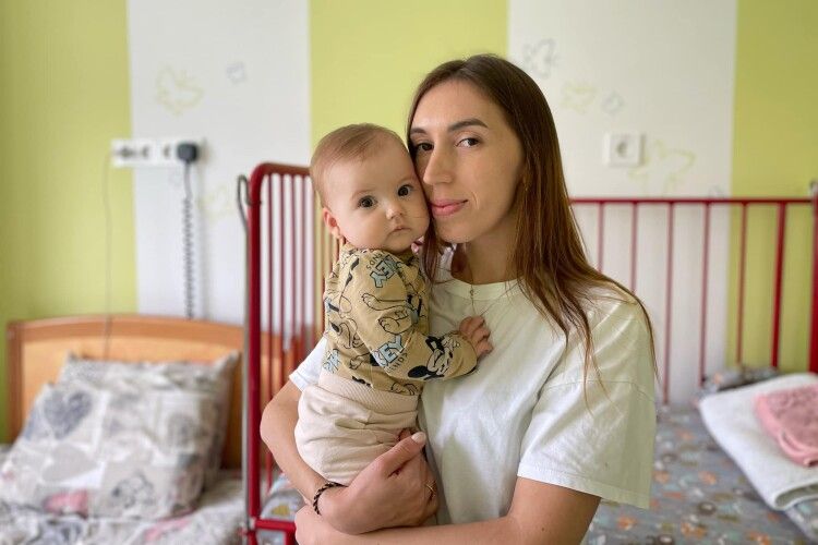 Лік йшов на години: у Львові врятували семимісячну дівчинку з велетенською кістою легень