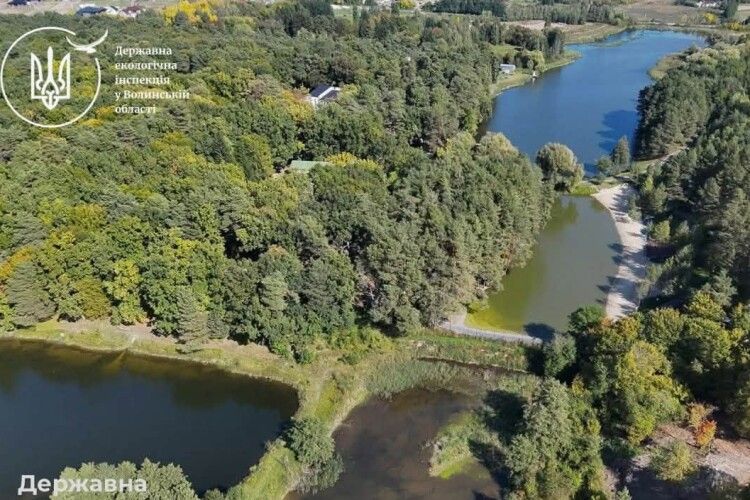 Загородили річку й поставили паркан: у селі біля Луцька виявили самовільну дамбу