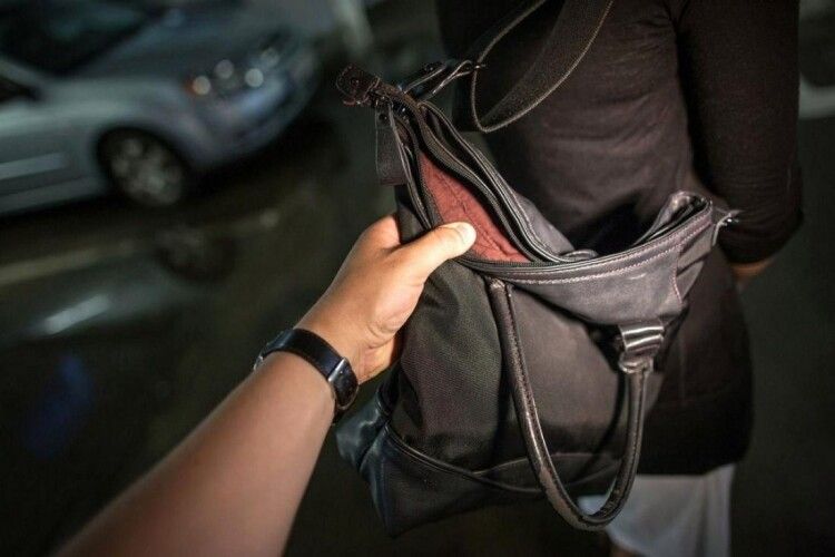 На Волині розшукують чоловіка, який напав на чоловіка та викрав сумку з грішми 