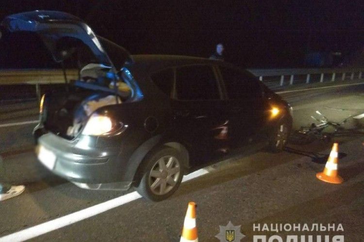 На Рівненщині під колесами автомобіля загинув велосипедист