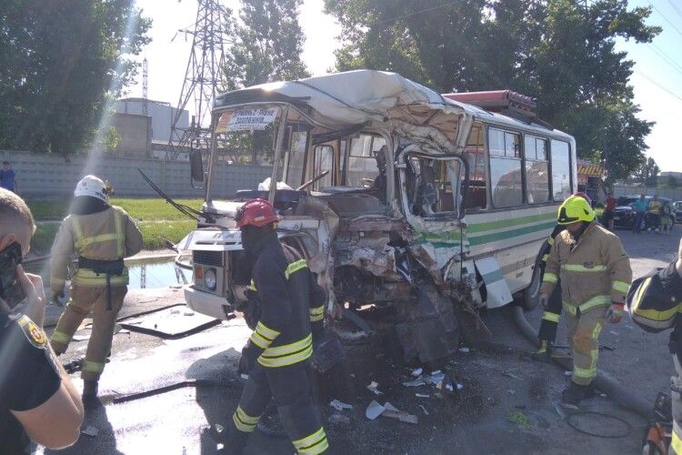 На Рівненщині зіткнулися рейсовий автобус та вантажівка