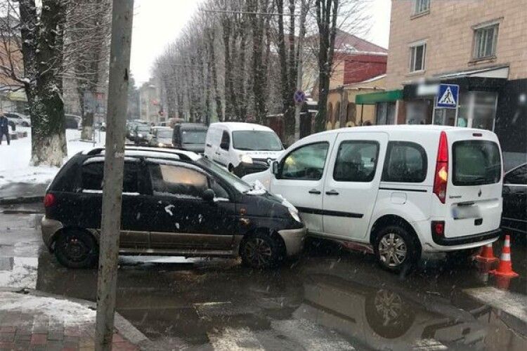 У Луцьку на Шопена  – ДТП: винуватець був п’яний (Фото)