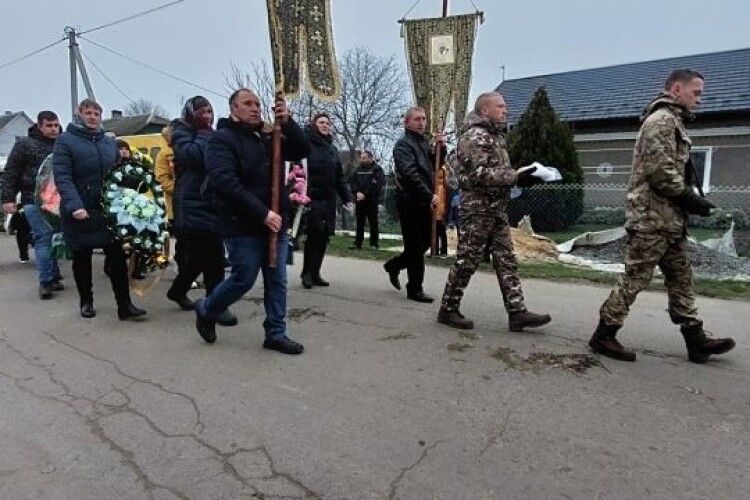 У Павлівській громаді поховали загиблого Героя Валерія Ющика (Фото)