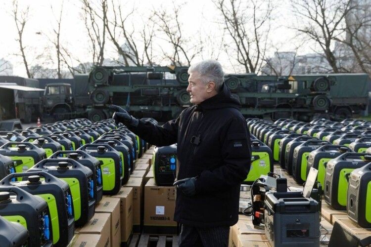 Порошенко передає у війська понад півтисячі генераторів: на фронті потрібне світло