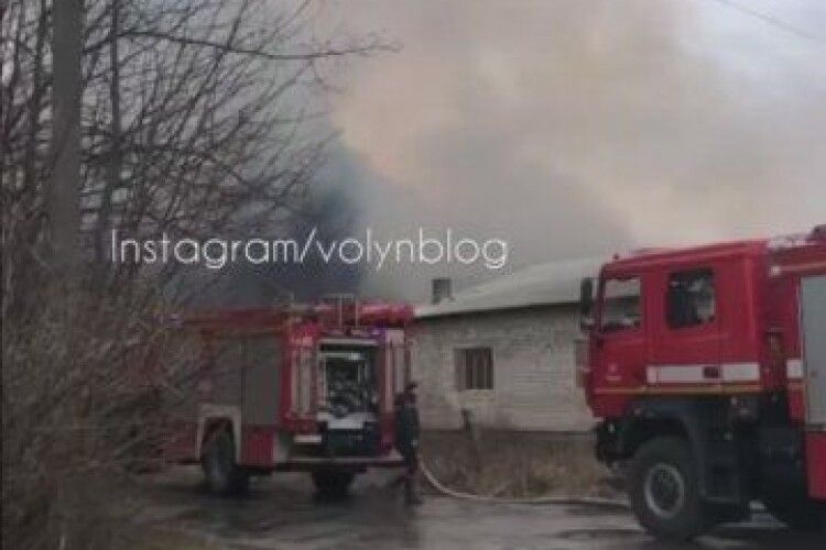 Неподалік Луцька горить підприємство (Відео)