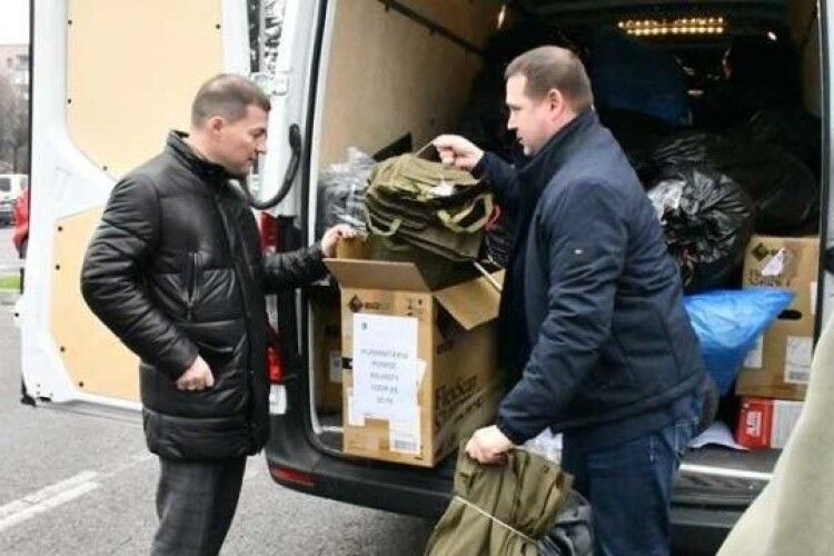 На Рівненщину з Чехії привезли зимовий одяг для українських військових