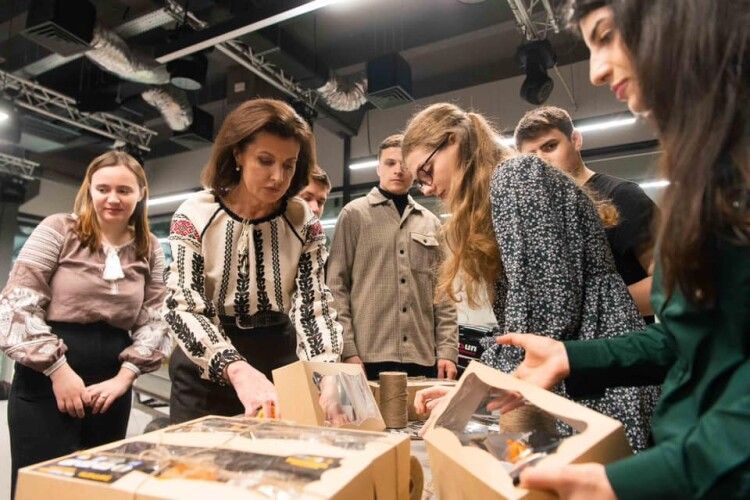 Марина Порошенко та «Солідарна Молодь» зібрали 2 тисячі великодніх кошиків для військових – волонтери вже везуть їх на фронт