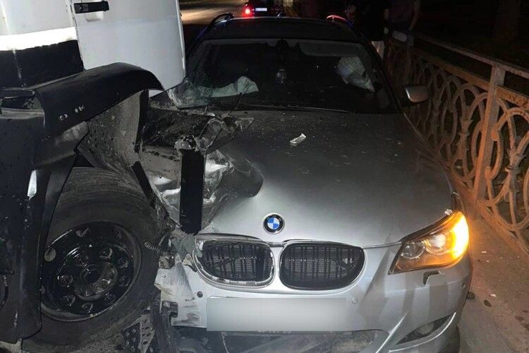 Рівнянка на BMW влетіла під вантажівку