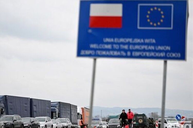 Прем’єр повідомив, скільки українців залишаються за кордоном