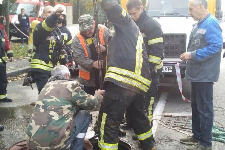 БІйці ДСНС рятували чотирьох працівників «Київводоканалу», яких напором води змило в колектор