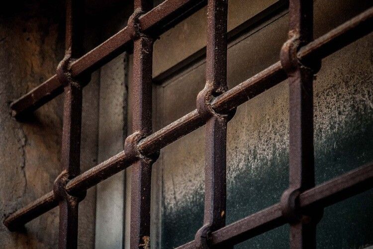 За систематичне ґвалтування власних доньок закарпатцю загрожує довічне ув'язнення