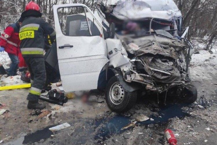 Під Черніговом зіткнулися вантажівка з автобусом, 10 загиблих