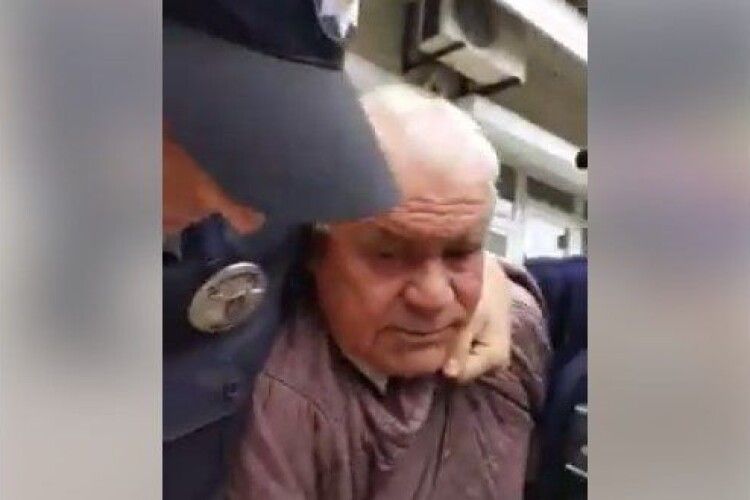 «Що ви робите з людиною!?» У Чернівцях правоохоронці «скрутили» дідуся, який торгував, де не можна (Відео)