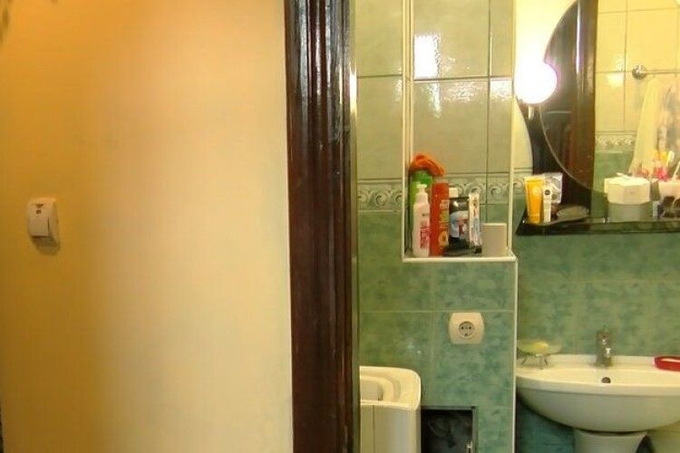 У Луцьку опечатали квартиру, власниця якої три роки затоплює сусідів (Відео)