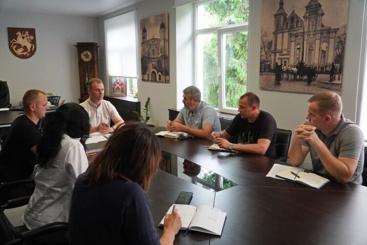 «З цим затягувати не можна»: мер міста на Волині пообіцяв навести лад на місцевому кладовищі